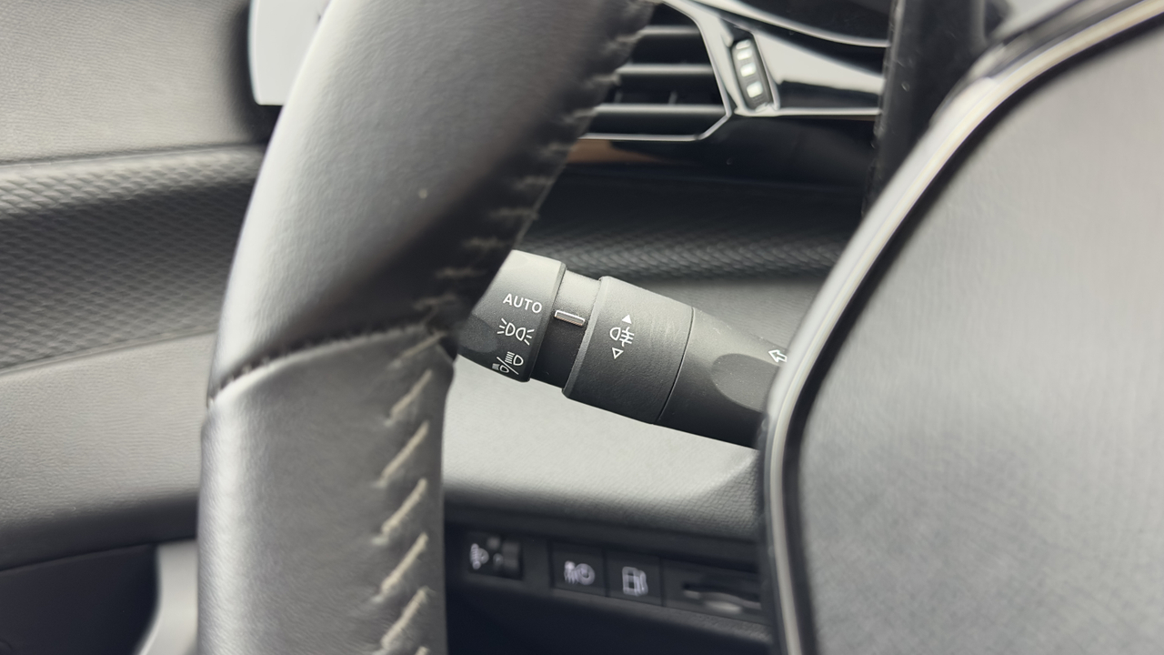 Peugeot 308 SW PHEV 180 e-EAT8 — photo 14