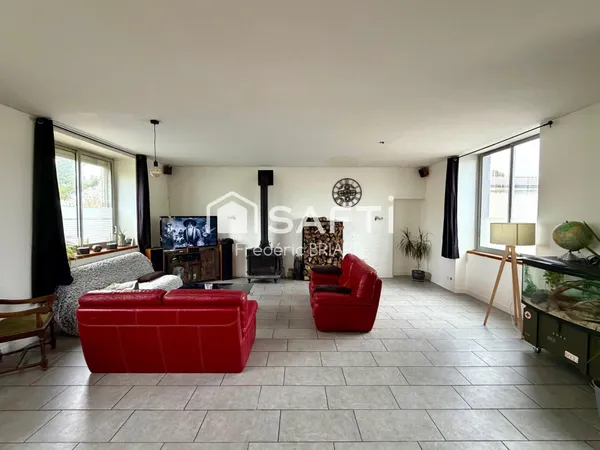 Le-Champ-Saint-Père. Maison 110m2. garage, préau.