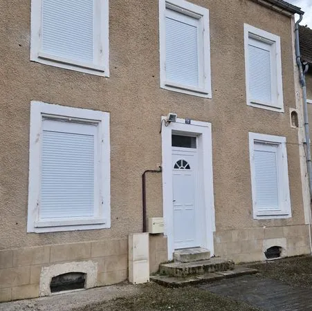 Maison 100 m² village calme avec cour