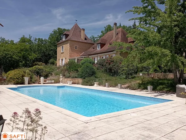 Propriété avec parc, piscine chauffée et tennis.