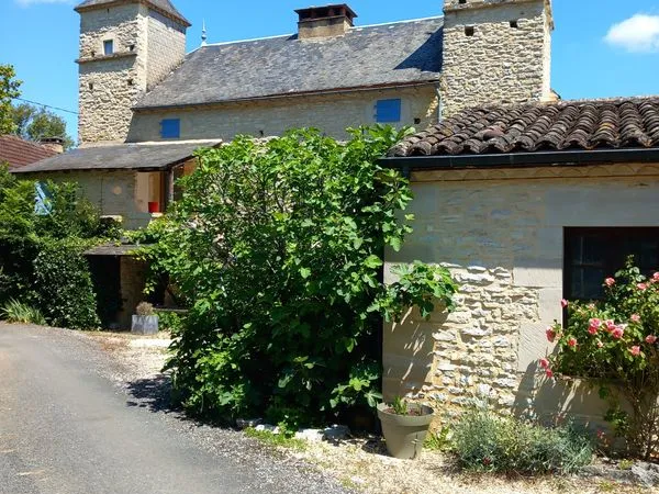 Maison atypique avec un gite + eventuellement piscine chauffé