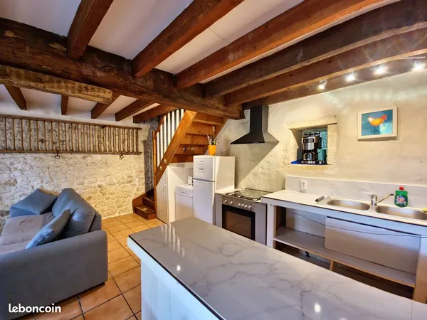 Disponible de mi Novembre 2026 a fin avril 2027. Maison 60 m², 2 chambres, jardin, parking, parc ave