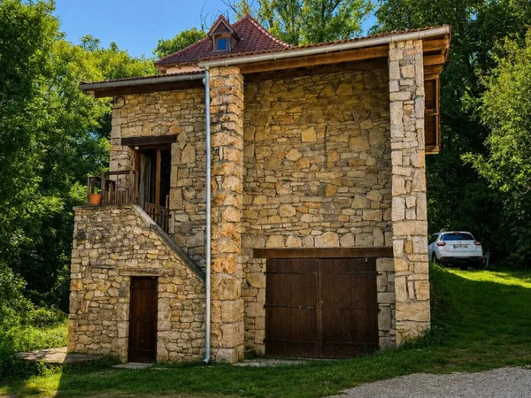 Ancien moulin à Caylus en partie rénové
