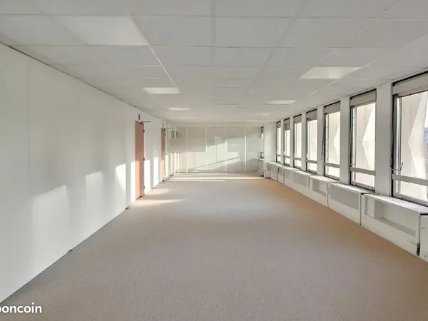 Bureaux 3 240 m²