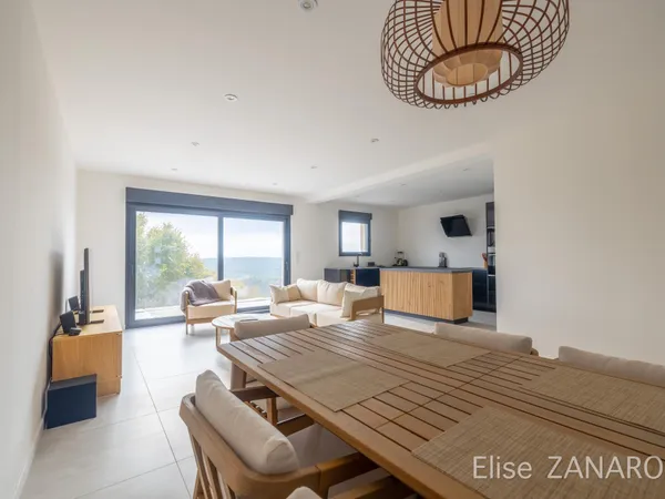 Maison contemporaine récente à Boust!