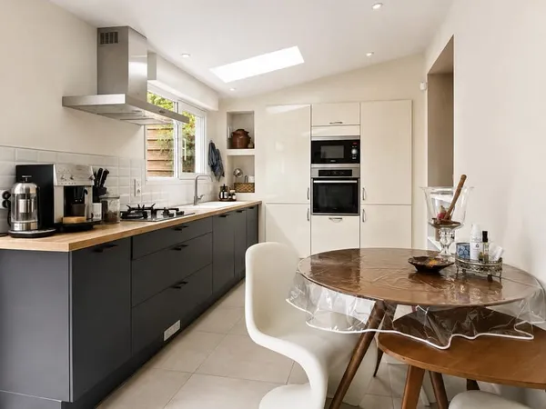 UNE MAISON DE VILLE 108 M2 SH, AVEC JARDIN ET GARAGE, A PERP