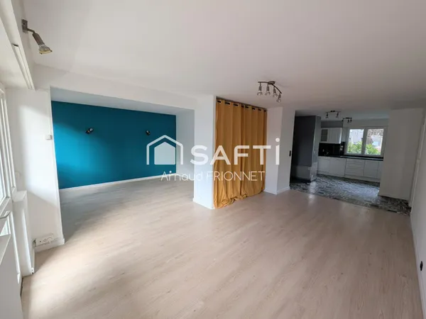 GRAND T3 avec balcon, cave et place privative.