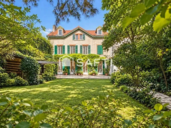 Une maison insoupçonnée au coeur de la ville