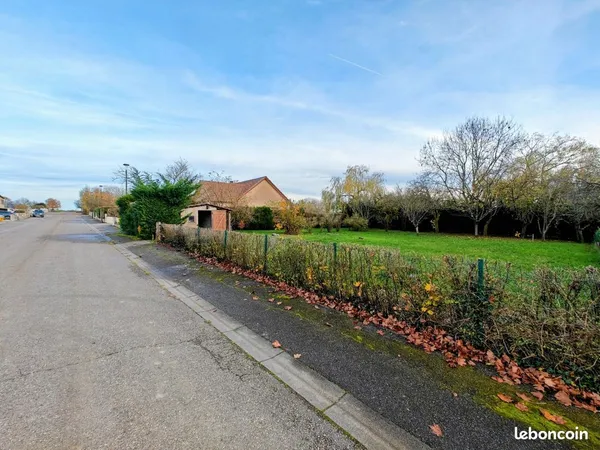 Terrain constructible plat et exposé plein Sud
