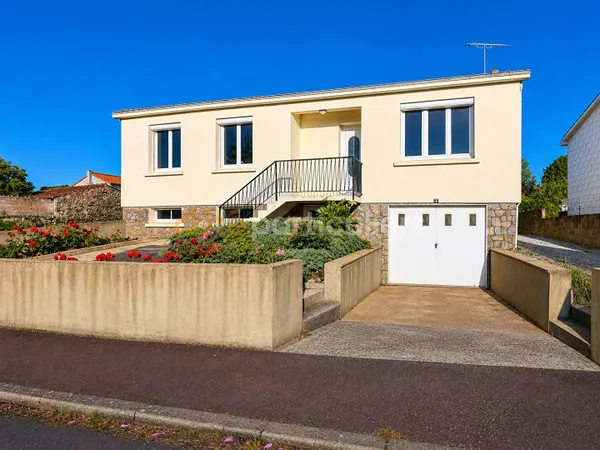 VENANSAULT -- MAISON 3 CHAMBRES -- 88 M² -- SOUS-SOL -- JARDIN -- CALME -- PROCHE COMMERCES ET ÉCOLE