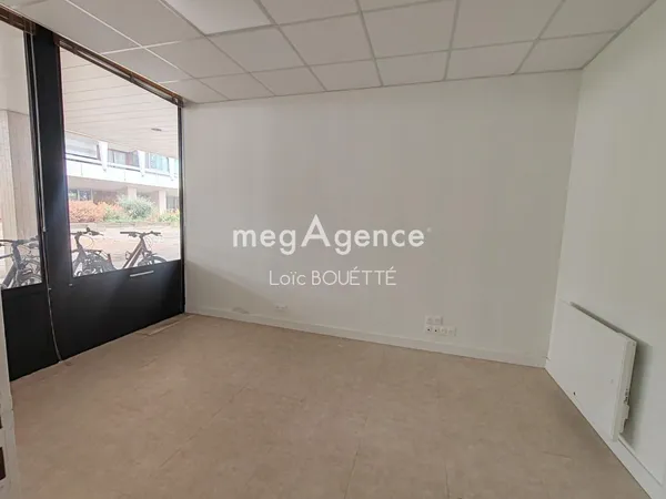 LOCAL COMMERCIAL - EMPLACEMENT STRATÉGIQUE - LIBRE DE TOUTE OCCUPATION