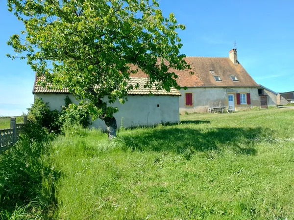 Fermette à vendre en Bourgogne, sur les contreforts sud du Morvan.