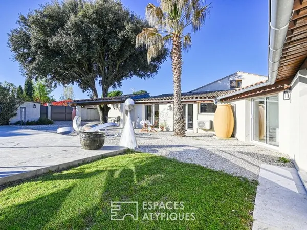 Maison contemporaine et sa spacieuse piscine dans un écrin paysagé