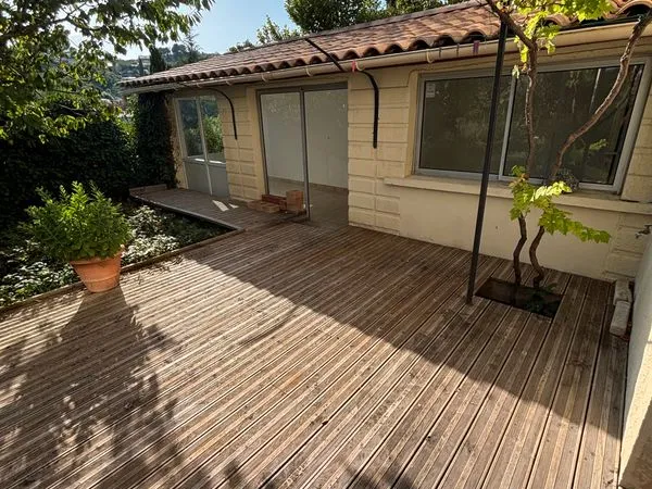 MANOSQUE - Location F3 (90 m²) - Rez-de-chaussée de villa (jardin et parking)