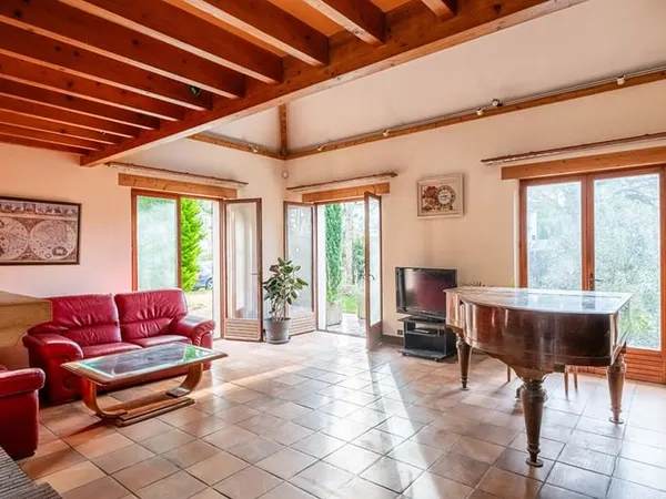 Maison de caractère de 256 m² sur terrain de 952 m² - La Celle-Saint-Cloud