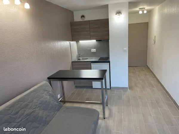 Studio meublé Haut de gamme à la Rue Sainte Cécile REFAIT A NEUF avec Climatisation et Internet