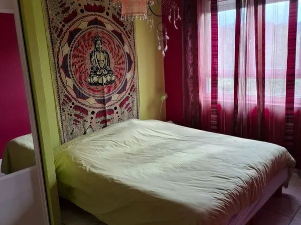 A LOUER CHAMBRE MEUBLEE DE 15 m2 CHEZ L'HABITANT