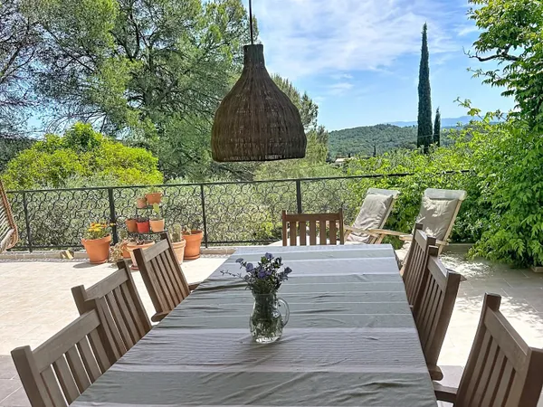 Lorgues, villa pleine de charme,  vue sur le massif des Maures