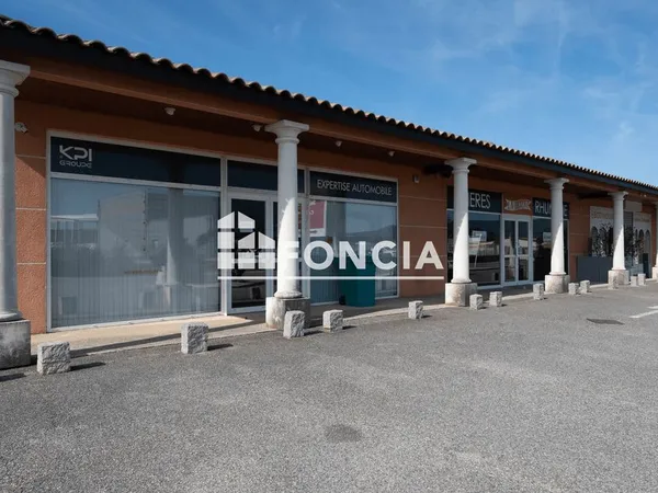 Local commercial avec parking