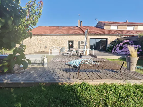 Belle maison en pierre avec piscine et beaux volumes
