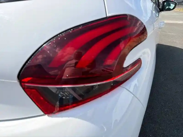 Peugeot 208 puretech 82ch s&amp;s bvm5 — photo 17