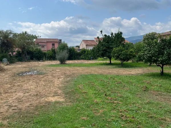 Terrain 606 m²