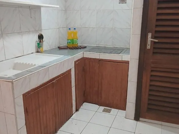 A louer studio , cuisine séparée, 1 chambre , petite cour clôturée. Pierrefonds st pierre. Libre de 