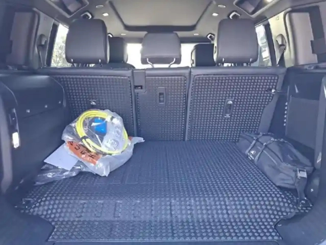 Land Rover Defender 110 2.0 p300e phev x-dynamic hse — photo 14