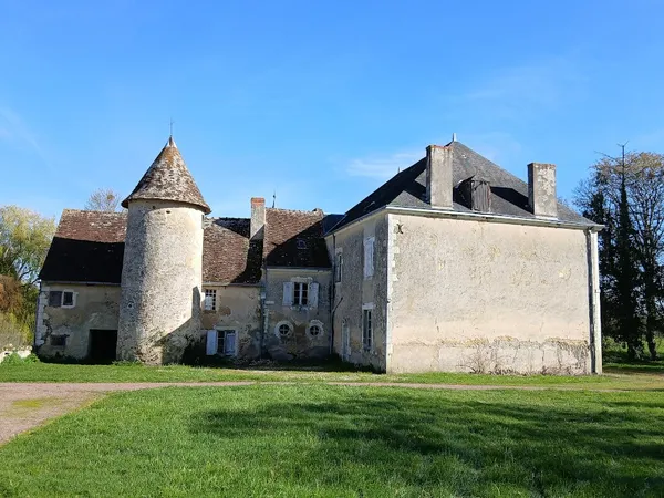 Manoir XVe - XVIe - XIXe à restaurer avec dépendance, parc, plan d'eau et bois sur environ 7,5ha