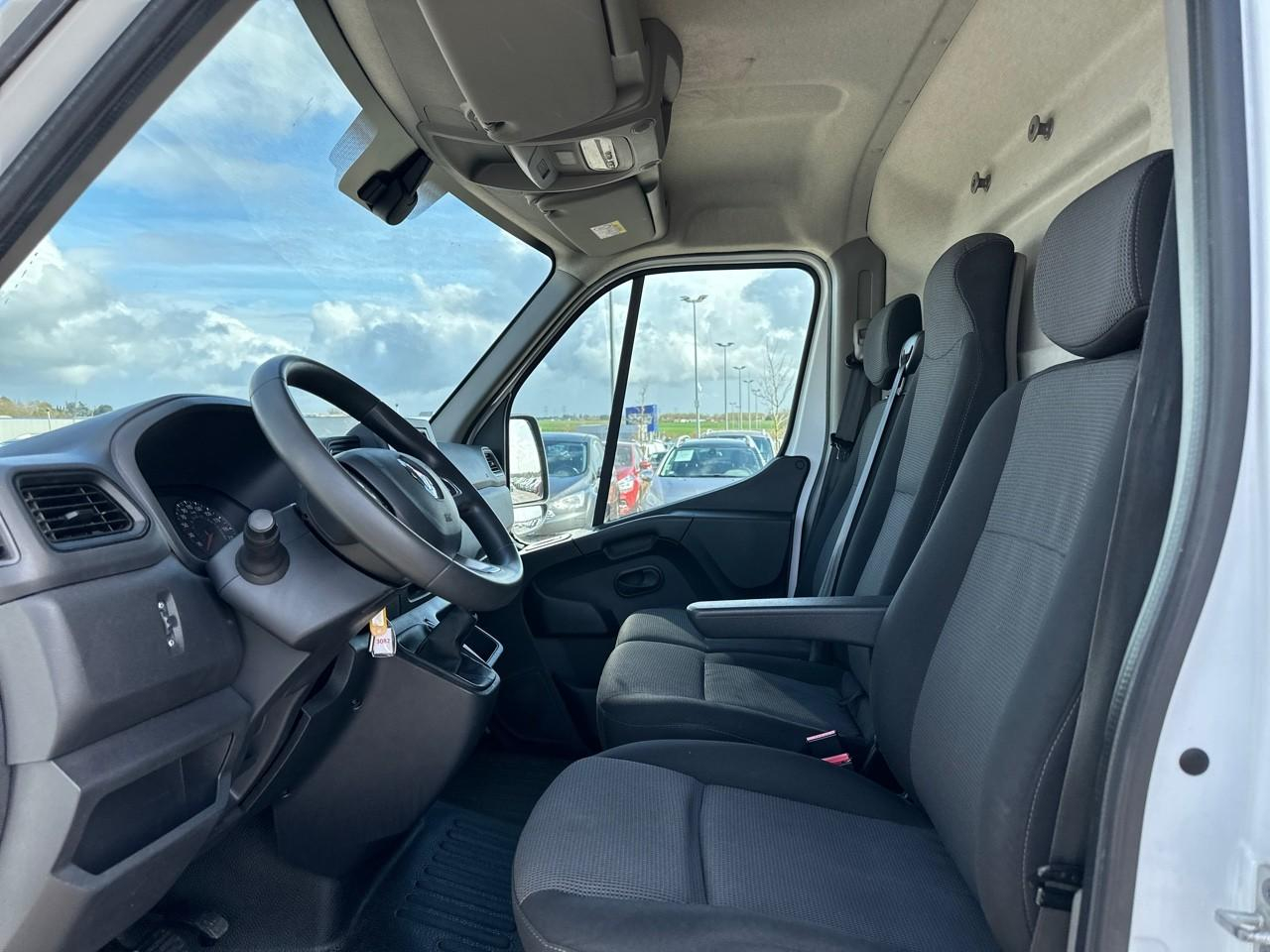 Renault Master fgn trac f3300 l2h2 blue dci 135 confort — photo 9