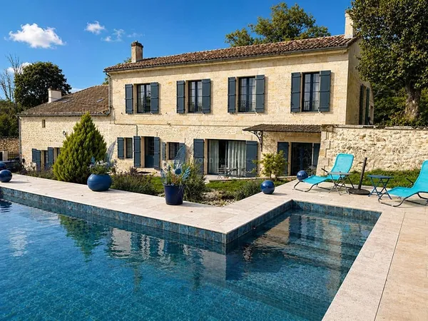 Magnifique demeure en pierre avec piscine et gîte