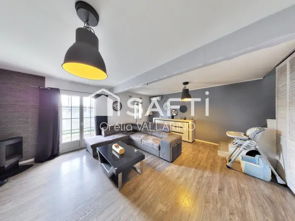 Maison familiale avec piscine et espaces extérieurs