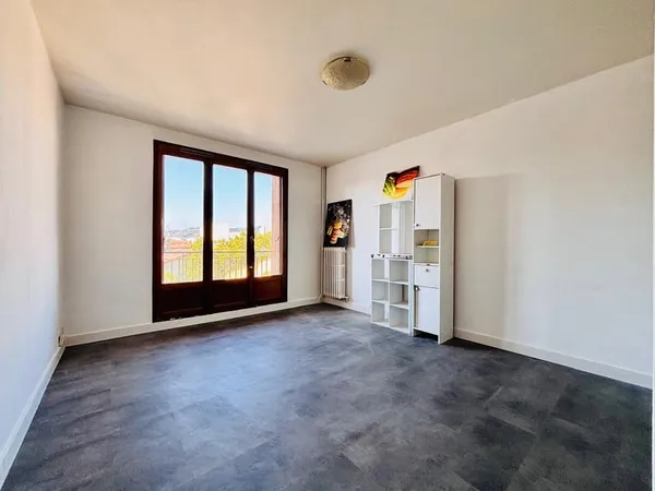 À louer -- Appartement T3 lumineux avec vue dégagée (13013 -