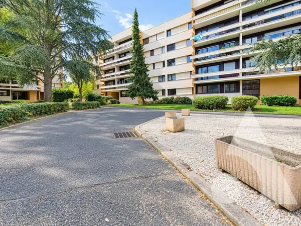 Appartement F3 - résidence ravalée, avec cave et parking