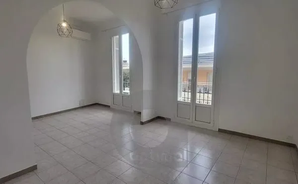 2 PIECES VIDE CENTRE