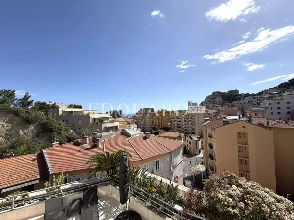 Sur la commune de Beausoleil, beau quatre pièces vide avec terrasse, balcon, cave et double garage