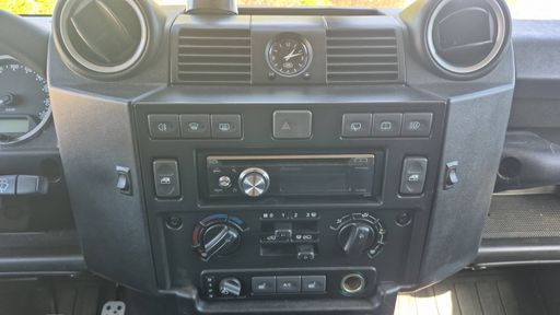 Land Rover Defender 90 2.2 TDCi 122 4WD - SE – 2012 – 134095 km – Diesel – Boîte Manuelle — photo 35