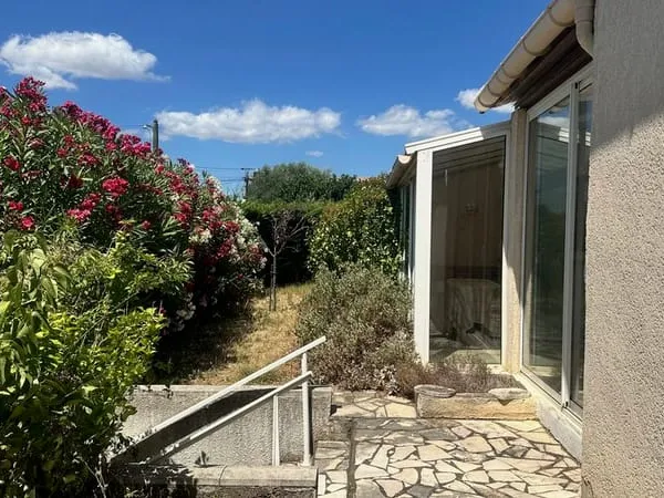 Belle villa plain-pied 107 m² sur 580 m² avec piscine, 2 grdes chambres, à Thézan les Béziers (34490
