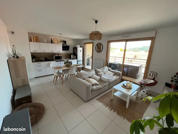 Appartement très bon état T3 de 67 m² avec terrasse et parking sécurisé