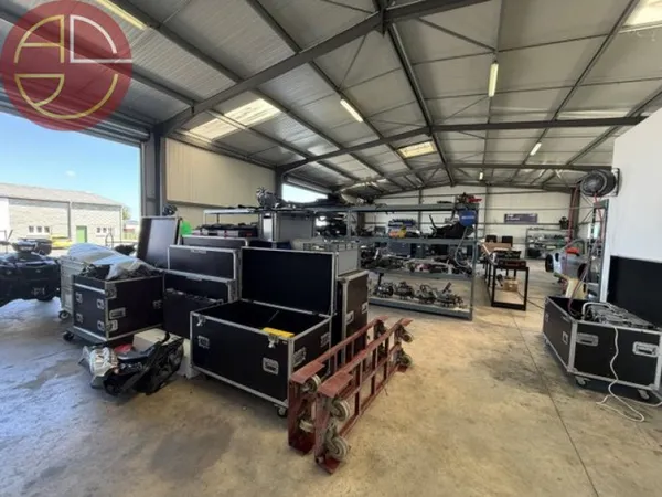 Entrepôt 365 m²