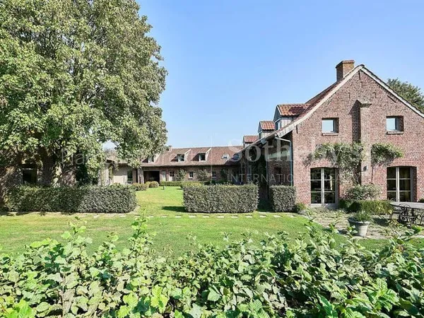 Maison 7 pièces 300 m²