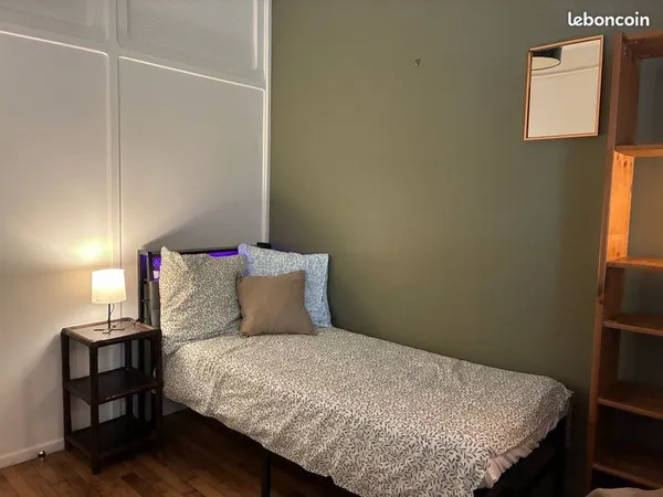 Jolie grande chambre meublée à louer