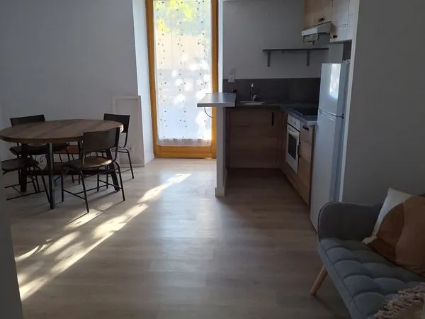 Location f2 Meublé à l'année idéal personnes seule ou un couple,le logement se trouve au rdc d'une m