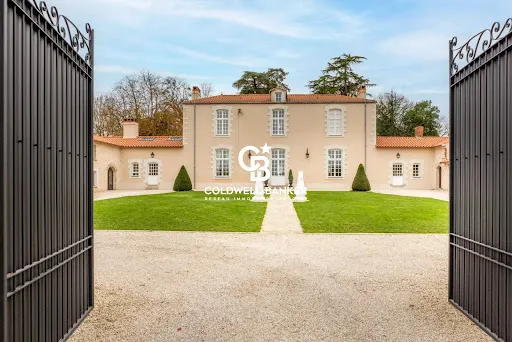 Maison 11 pièces 550 m²