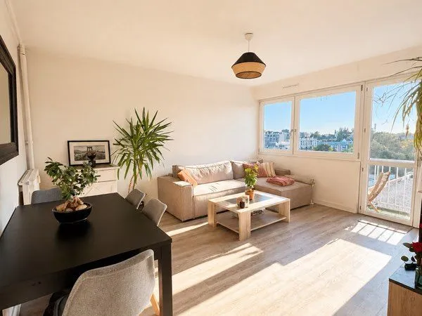 T3 rénové 70 m² - 7e étage - 2 balcons - Vue dégagée - Cave - Parking