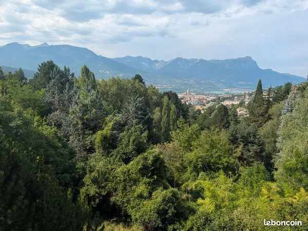 Embrun hauteurs - Plateau T2 à aménager avec balcon vue lac et parking privé