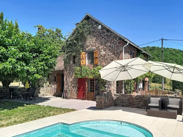 Maison en pierre avec vue