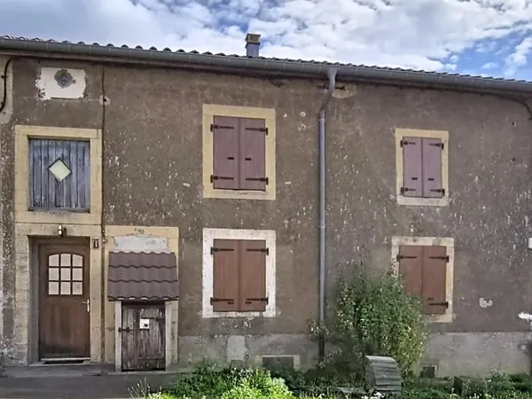 Maison avec 4 chambres, terrasse et jardin avec plein de potentiel !