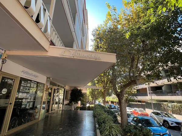 Studio rue Lacour proximité immédiate de la Croisette et de l'Hôtel Martinez,