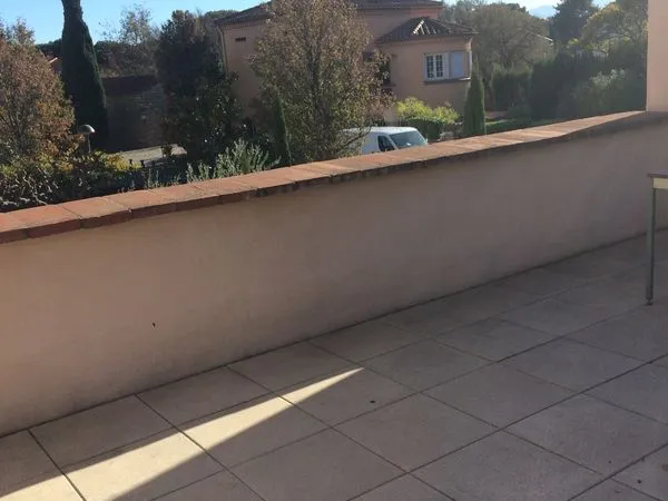 Thuir grand F2 avec terrasse de 30 m2 et parking